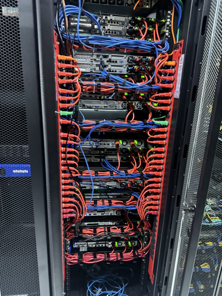 Tủ rack máy chủ vật lý trong hạ tầng của VPSMMO